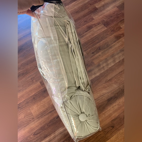 NWT 4 pcs set bedding accessory - Picture 5 of 6